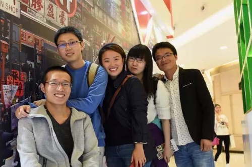 南京站：參觀者在旺角街景展板前留影。