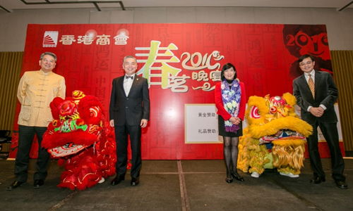 商會會長李劍鋒（左二）、前會長張偉恩（左一）、鄧仲敏主任（右二）、趙衛星副會長（右一）為舞獅點睛。