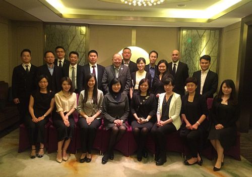 鄧仲敏主任（前排左四）、王諾君主任（前排左三）、中國香港（地區）商會 – 青島會長李成祚（後排左六）與各與會者合影。
