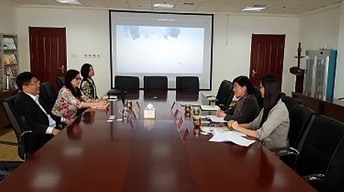 鄧仲敏主任、王諾君主任與青島市金家嶺金融區管委會副主任李鴻雁會面照。