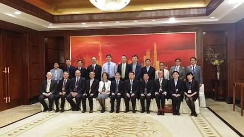 周主席（左六）與鄧主任（右一）於領導會見後與嘉賓合影。