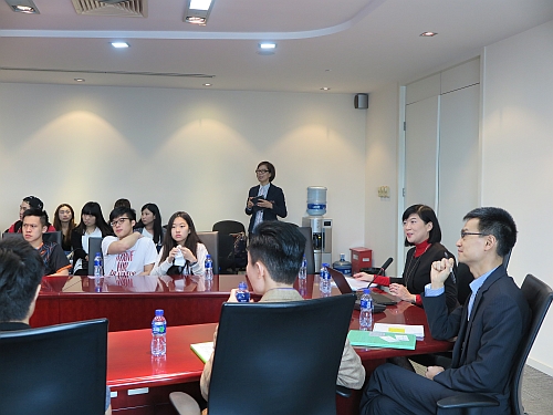 圖示駐滬辦主任向香港專業教育學院（葵涌）工商管理系約44位師生介紹駐滬辦的工作及香港與駐滬辦服務省市的經貿關係和最新發展。