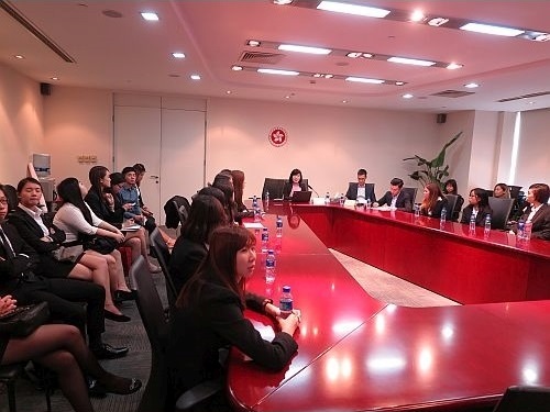 圖示駐滬辦主任向35位參與滬港明日領袖（浸大菁英）實習計劃的香港浸會大學學生介紹駐滬辦的工作及香港與駐滬辦服務省市的經貿關係和最新發展。