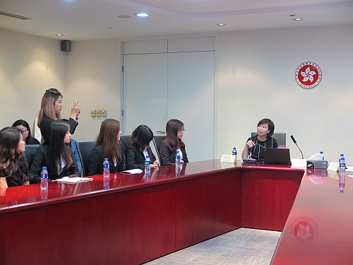 圖示香港旅遊發展局駐上海首席代表魏永紅向35位參與滬港明日領袖（浸大菁英）實習計劃的香港浸會大學學生介紹香港旅遊發展局在內地推廣香港旅遊業的工作。