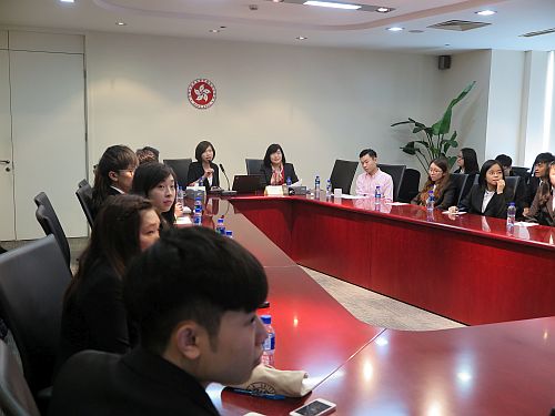 圖示香港旅遊發展局駐上海首席代表魏永紅向約30位參加滬港明日領袖（嶺大菁英）實習計劃的嶺南大學學生介紹香港旅遊發展局在內地推廣本港旅遊業的策略和工作。
