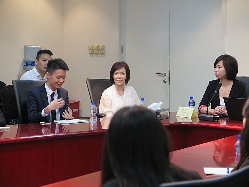 圖示參與滬港明日領袖（嶺大菁英）實習計劃的嶺南大學學生就內地職場文化積極發問。