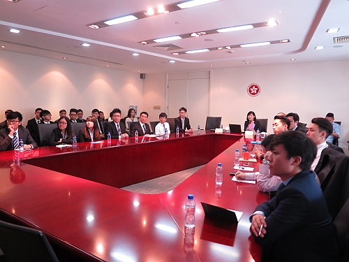 圖示駐滬辦主任向約40位參加滬港明日領袖（科大菁英）實習計劃的香港科技大學學生介紹駐滬辦的工作，及香港與駐滬辦服務省市的經貿合作和最新發展。