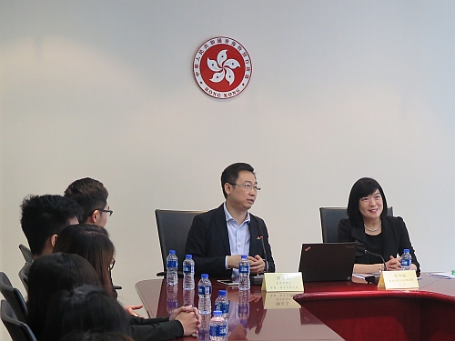 圖示香港貿易發展局華東、華中首席代表鍾永喜向約20位參加滬港明日教育專才實習計劃2016的香港教育大學學生，介紹香港貿易發展局如何在內地推廣香港的產品及服務業，及鼓勵內地企業利用香港成熟又完善的服務業拓展亞洲以至環球市場。