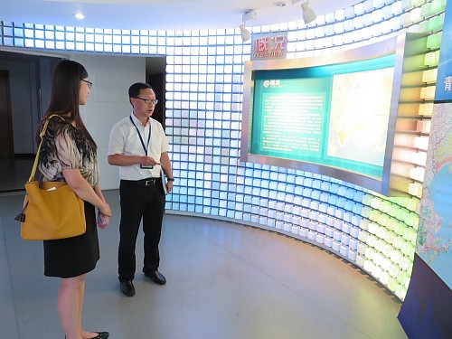 王諾君主任與青島市國家高新技術產業開發區投資促進局樸志剛副局長在參觀紅島經濟開發區（青島高新區）規劃展示廳。