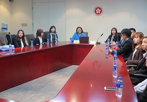 圖示香港貿易發展局主任（市場推廣）王楠向約25位參與上港聯城大菁英上海實習計劃2016的香港城市大學學生介紹香港貿易發展局如何在內地推廣香港的產品及服務業，及鼓勵內地企業利用香港成熟又完善的服務業拓展到亞洲以至環球市場。