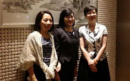 鄧仲敏主任（中）、葉樺處長（右）及洗素文副會長（左）合影。