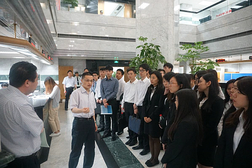 參與滬港金融專業大學本科生交流及考察計劃同學參觀中國人民銀行上海總部的服務大廳，專心聆聽服務大廳代表講解大廳運作。