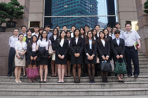 參與滬港金融專業大學本科生交流及考察計劃同學與中國人民銀行上海總部代表合影留念。