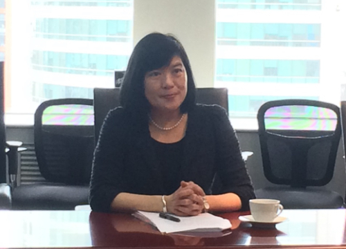 鄧仲敏主任聽取上海市政府港澳事務辦公室代表在滬港合作方面的意見。