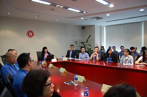圖示駐滬辦主任向約45位參與西貢青年大使上海交流團的香港學生介紹駐滬辦的工作，及香港與駐滬辦服務省市的經貿合作和最新發展。