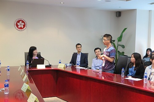 圖示參與西貢青年大使上海交流團的香港學生就香港人在上海升學及創業的情況積極發問。
