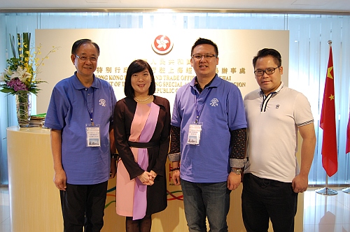 圖示駐滬辦主任（左二）、西貢區議會主席（左一）、西貢區工商業聯合會會長（右二）及西貢區工商業聯合會主席黃浩昇（右一）合照。