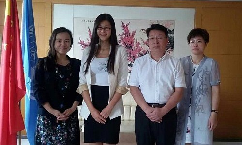 王諾君主任（左二）與東營市人民政府外事與僑務辦公室陳廣風主任（右二）、徐燕副主任（右一）會面照。