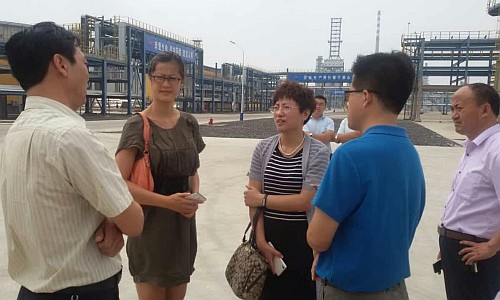 王諾君主任與東營港建設投資有限公司劉銳副總經理、東營市人民政府外事與僑務辦公室徐燕副主任在東營聯合石化實地考察。