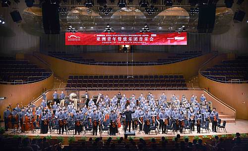 圖示音樂會結束後，台下觀眾掌聲如雷，亞青樂團創辦人兼藝術總監龐信及樂團全體成員謝幕時，向觀眾表示謝意。