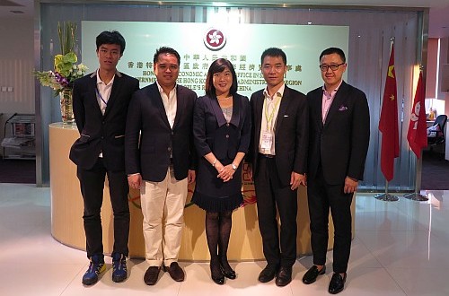 圖示駐滬辦主任（中）與包達三基金會理事長包鴻勳（左二）﹑香港教育交流中心博士總監徐祖力（右二）﹑包達三基金會副理事長麥超傑（右一）及學生代表（左一）合照。