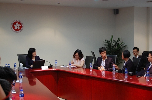 圖示參與「夢想起航 共創未來」2016香港青年交流計劃的大學生（香港中文大學）就滬港在旅遊和文化領域的合作交流，及香港的文化創業產業在內地的發展概況等積極發問。