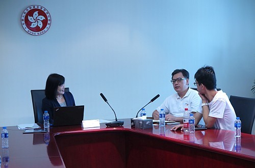 圖示滬港青年會副會長盧繼祥（中）據其早年外貿經驗，向26位參與「INTERN江蘇」香港大學生內地（蘇州）暑假實習計劃的大學生解釋「一帶一路」倡議將會給香港帶來的積極影響和發展機遇。