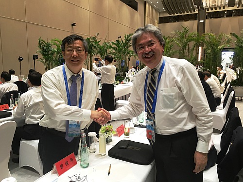 財政司司長曾俊華（右）與中國人民銀行副行長易綱。