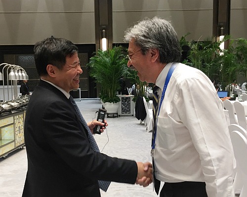 財政司司長曾俊華（右）與財政部副部長朱光耀。