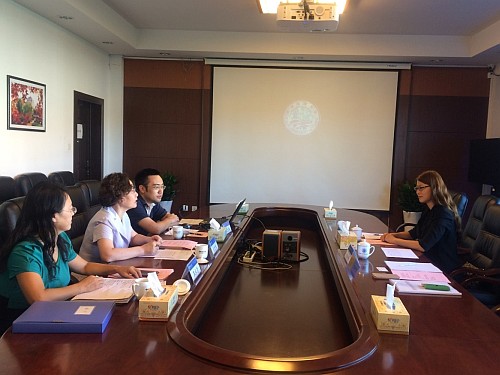 王諾君主任（右）與中國海洋大學港澳事務辦公室主任宋文紅（左中）會面照。