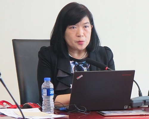 鄧仲敏主任向香港董事學會上海訪問團介紹駐滬辦的工作。