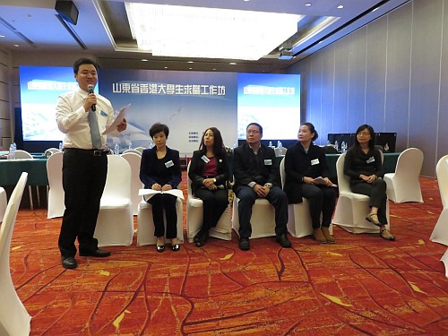 參各講者及企業代表在面試及小組討論環節後為同學們作檢討並提供意見［恒隆地產人力資源及行政部副經理王懷貴先生（左一）、香港麥家榮律師事務所駐濟南代表處王巧蓮主任（左二）、香港人力資源管理學會何鳳翎女士（左三）、港華集團高級副總裁劉啟鴻先生（右三）、港華集團華北區域辦總監梁小紅女士（右二），以及駐山東聯絡處副主任歐淑明（右一）］。