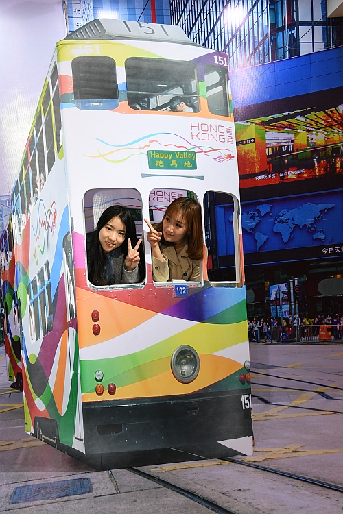 圖示參觀者於一幅以香港電車為主題的３Ｄ畫前留影。畫中電車於中環鬧市中穿梭，凸顯香港活力充沛、朝氣蓬勃的一面。