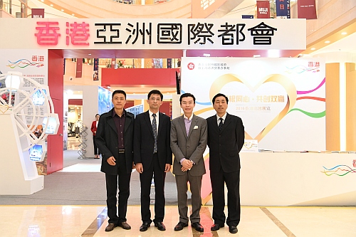 嘉興市人民政府外事僑務辦公室副主任朱海林（左二）、嘉興市人民政府外事僑務辦公室國際交流處處長王建軍（右一）及駐滬辦高級新聞主任胡展勤（右二）於十一月十八日在巡迴展覽 —— 嘉興站上合照。