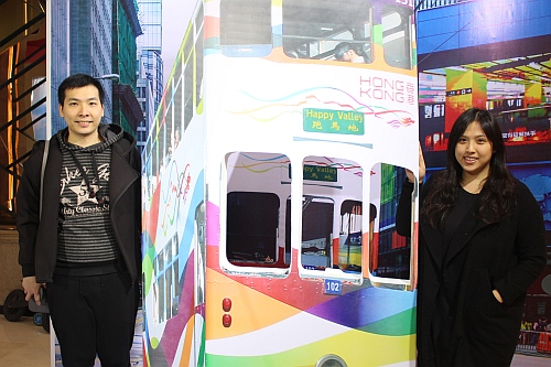 圖示參觀者於一幅以香港電車為主題的３Ｄ畫前留影。畫中電車於中環鬧市中穿梭，凸顯香港活力充沛、朝氣蓬勃的一面。