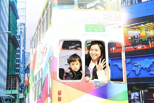 圖示參觀者於一幅以香港電車為主題的３Ｄ畫前留影。畫中電車於中環鬧市中穿梭，凸顯香港活力充沛、朝氣蓬勃的一面。