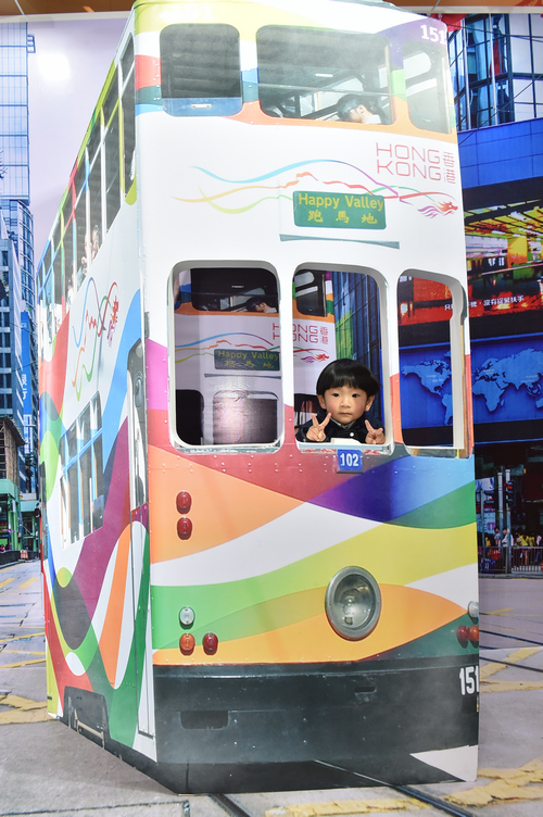 圖示參觀者於一幅以香港電車為主題的３Ｄ畫前留影。畫中電車於中環鬧市中穿梭，凸顯香港活力充沛、朝氣蓬勃的一面。