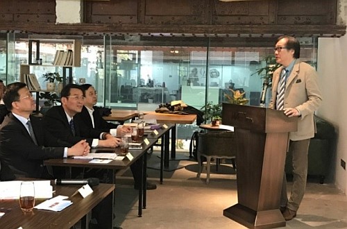 合肥民眾在巡迴展覽 —— 創意香港總監廖永亮向與會者介紹香港特區政府在推動創意產業發展方面的工作。