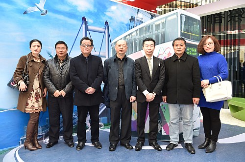 蕪湖市人民政府外事僑務辦公室主任后力（中）、蕪湖市人民政府外事僑務辦公室副主任王開龍（左三）、駐滬辦高級新聞主任胡展勤（右三）、蕪湖市人民政府外事僑務辦公室涉外管理科科長阮道寶（左二）、蕪湖市人民政府外事僑務辦公室出國（境）管理科科長馬志剛（右二）及蕪湖市人民政府外事僑務辦公室僑務和港澳事務科副科長楊暘（左一）等於十二月二十三日在巡回展覽 —— 蕪湖站上合照。