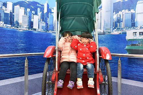 圖示參觀者於一幅以維多利亞港為主題的３Ｄ畫前留影。畫中的維多利亞港內穿梭不絕的船舶，連同鱗次櫛比的摩天大樓，拼湊出一個別具風貌的動人景致。