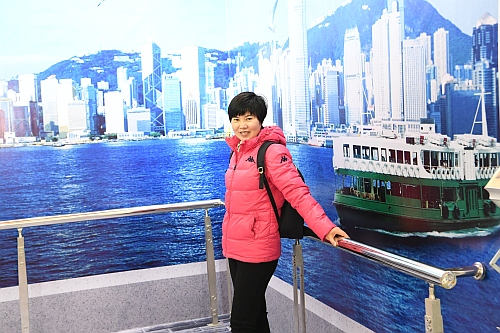 圖示參觀者於一幅以維多利亞港為主題的３Ｄ畫前留影。畫中的維多利亞港內穿梭不絕的船舶，連同鱗次櫛比的摩天大樓，拼湊出一個別具風貌的動人景致。