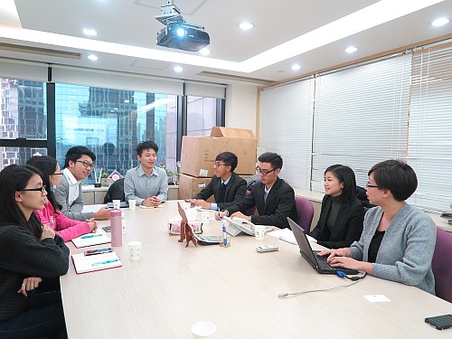 圖示魏永紅與香港大學和香港科技大學學生探討香港旅遊業面臨的機遇和挑戰。