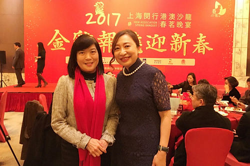 駐滬辦主任鄧仲敏與港澳沙龍會長趙麗娟合照。