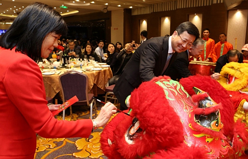 駐滬辦主任鄧仲敏（左一）、上海市港澳辦副主任周亞軍（左二）、商會會長李劍鋒（左三）及上海海外聯誼會副會長王建敏（左四）爲舞獅點睛。