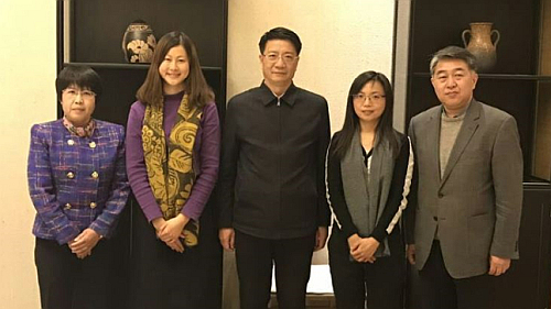 王諾君主任（左二）與泰安市人民政府副市長袁久黨（中）、泰安市人民政府外事僑務辦公室黨組副書記柴力（右一）及副主任張秀芬（左一）等人會面。