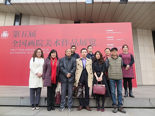 圖示鄧仲敏（前排左二）、張興來（前排左三）、陳同樂（前排右一）、駐滬辦高級新聞主任胡展勤（前排右三）和一眾與會代表於會後合照。