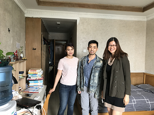 王諾君主任（右一）參觀山東中醫藥大學香港學生宿舍。