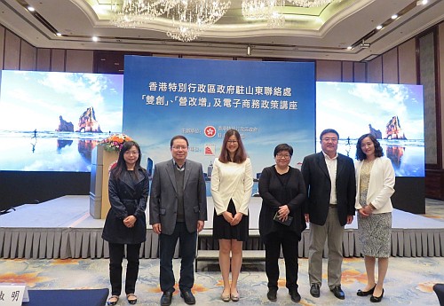 王諾君主任（左三）與港華燃氣集團高級副總裁劉啟鴻（左二）、青島東億港華燃氣有限公司董事總經理徐欣（右二）及濟南港澳投資企業商會秘書處主任張俏春（右一）等人合照。