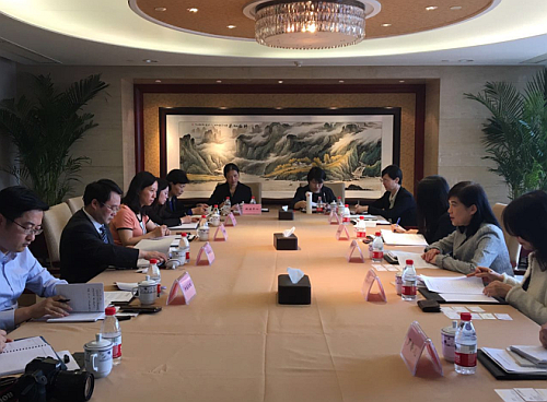 駐滬辦主任鄧仲敏（右二）及駐浙江聯絡辦主任一行與浙江省商務廳副廳長張錢江（左二）及有關各處處長會面。