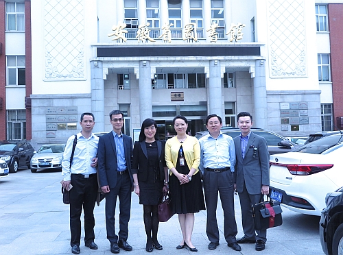 圖示鄧仲敏（左三）、胡敏（右三）、駐滬辦副主任錢志培（左二）、安徽省文化廳外事處處長周化東（右二）、駐滬辦高級新聞主任胡展勤（右一）和安徽省人民政府港澳事務辦公室外聯處副處級調研員王興華（左一）於會後合照。